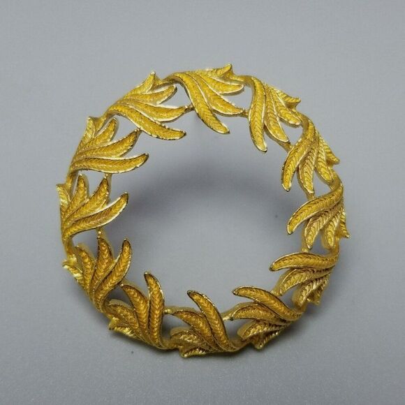 Vintage Mamselle Gold Tone Wreath Circle Brooch, Signed Lapel Pin Estate - Picture 8 of 8